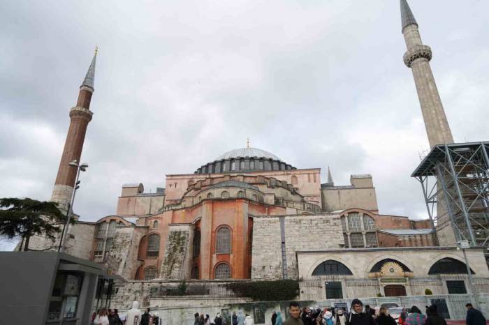 Ayasofya Camii’ndeki Osmanlı Eserleri De Yakında Artırılmış Gerçeklik Destekli Qr Kodla Anlatılacak