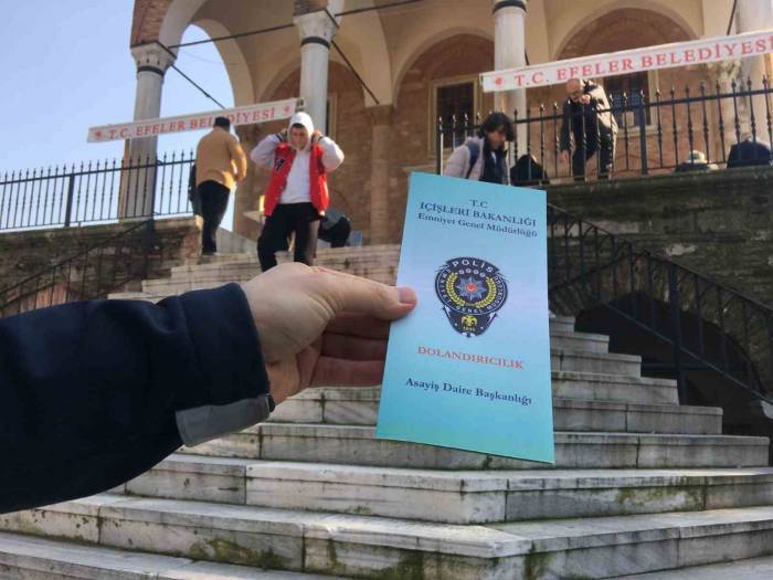 Polis, Cuma Namazı Çıkışı Vatandaşı Bilgilendirdi