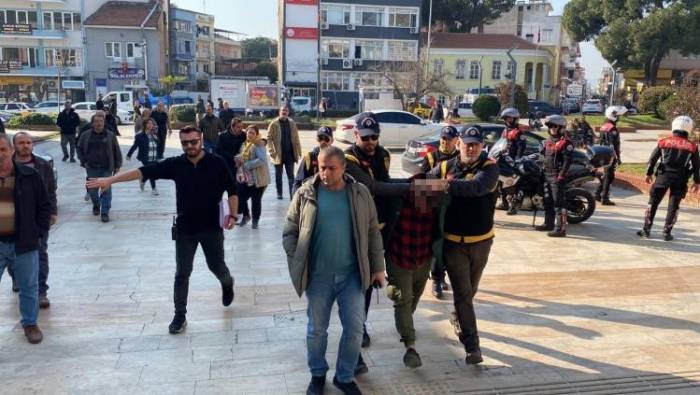 İşlediği Cinayet Sonrası Evden Elleri Cebinde Çıkmıştı, Kelepçeli Cezaevine Gönderildi