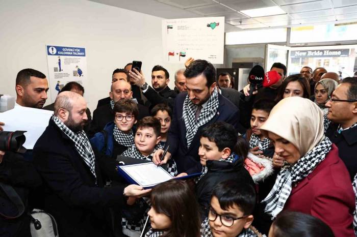 Aile Ve Sosyal Hizmetler Bakanı Göktaş, 11 Bin Çocuğun Hazırladığı Kartpostalları Gazze’ye Gönderdi