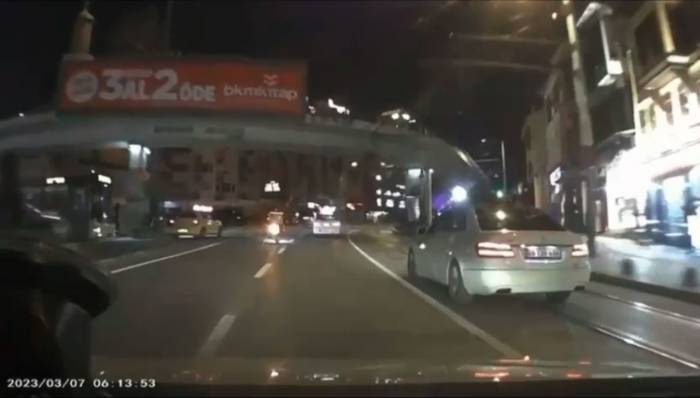 Ticari Taksinin Çarptığı Motosikletli Böyle Savruldu