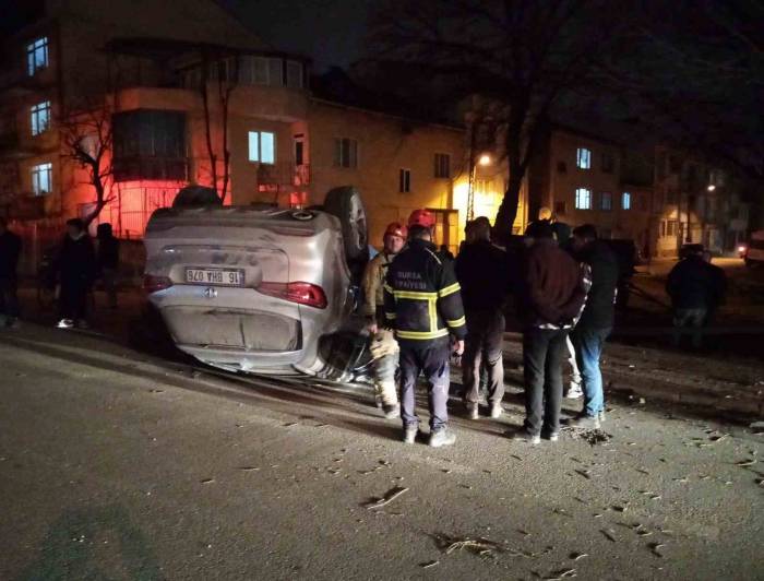 Direksiyon Başında Fenalaştı, Otomobiliyle Direğe Çarpıp Takla Attı