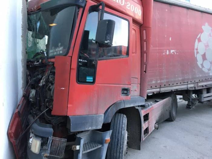 Freni Patlayan Tır Trafo Duvarına Çarptı, Facianın Eşiğinden Dönüldü