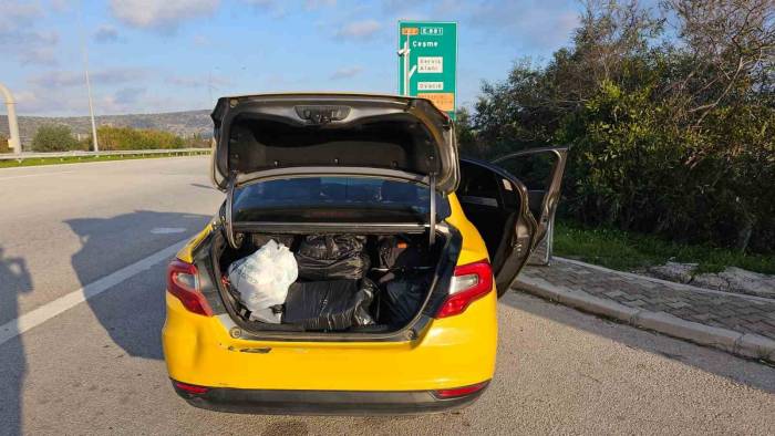 İzmir’de Jandarmadan Göçmen Kaçakçılığı Operasyonu: 9 Kişi Yakalandı