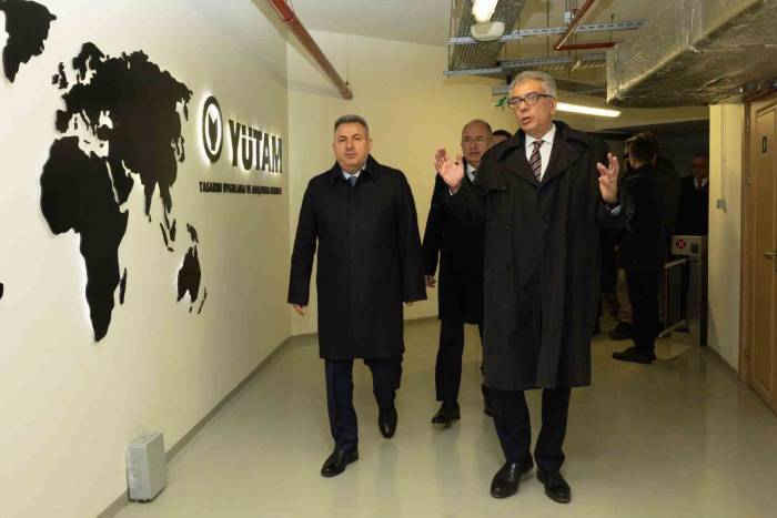 Vali Elban’a Uzaydaki Deney Sunumu