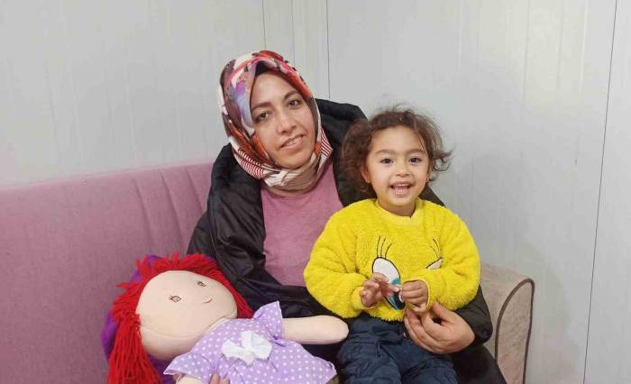 Depremzede Kadın Enkazdan 3 Saat Sonra, 3 Yaşındaki Kızı 3 Gün Sonra Çıkarıldı