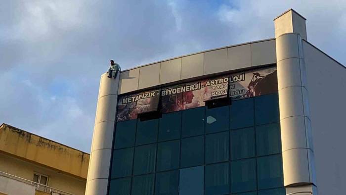 İş Merkezinin Çatısına Çıktı, Yürekler Ağza Geldi