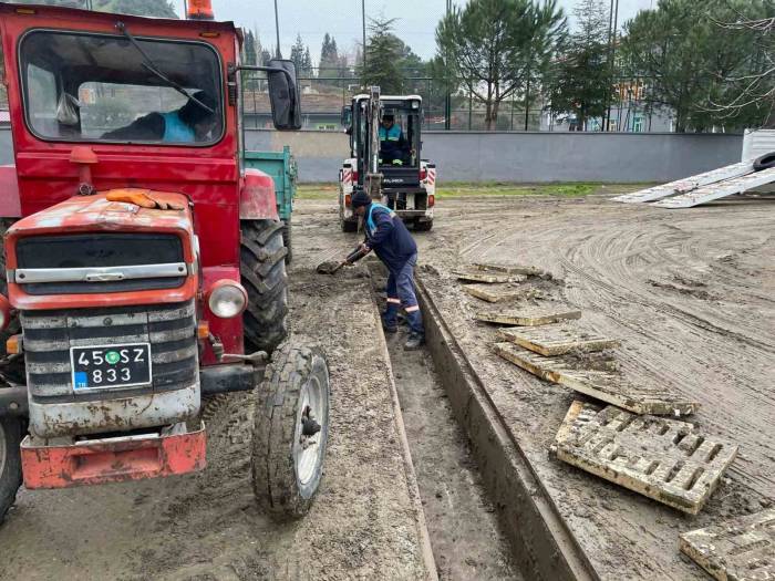 Salihli’de 2 Mahallenin Yağmursuyu Izgaraları Temizlendi