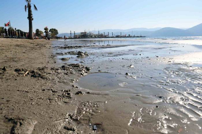 Akyaka’da Deniz Suyu 10 Metre Çekildi