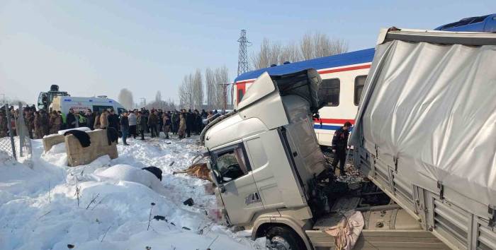 Hayvan Yüklü Tıra Tren Çarptı: Ölü Ve Yaralılar Var