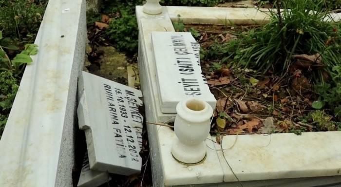 Sarıyer’de İbb’nin Ağaç Budama Çalışmaları Yarım Kaldı, Mezarlar Zarar Gördü