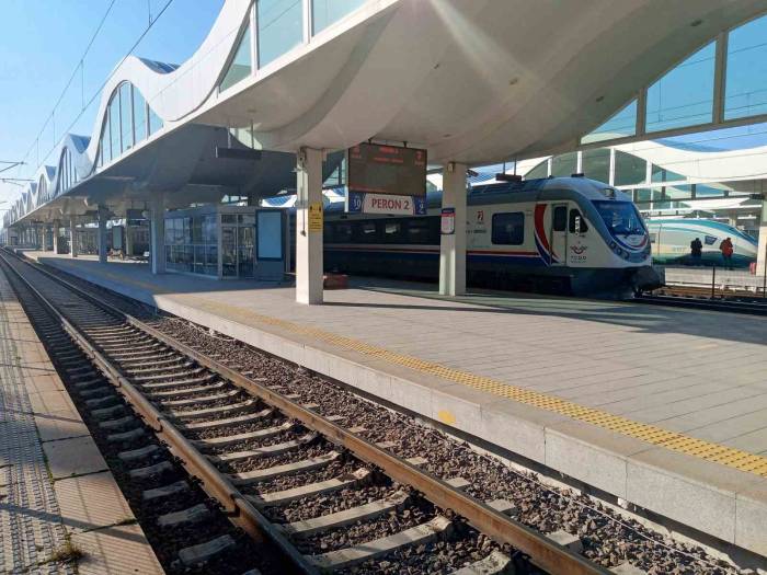 Tren Bileti Bulmak Neredeyse İmkânsız Hale Geldi, Sefer Sayıları Yetmiyor