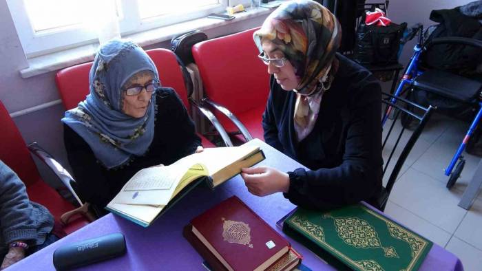 Huzurevindeki Yaşlılar Kur’an-ı Kerim Öğreniyor