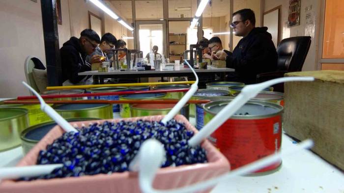 Alevde İşlenen Camlar, Gümüş İle Birleşip Ziynet Eşyasına Dönüşüyor