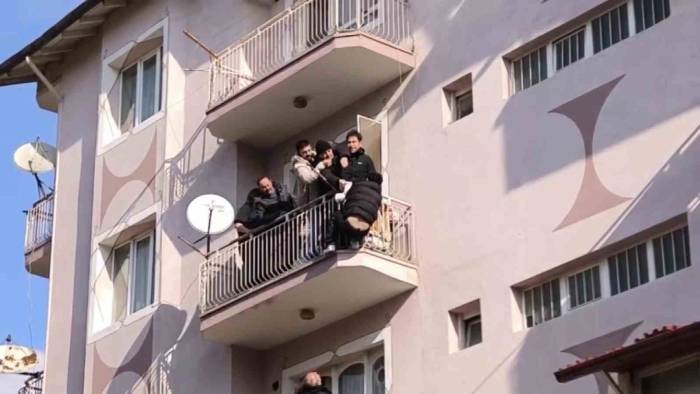 45 Yıl Hapisle Aranan Genç Sarktığı Balkonda Polisten Kaçamadı