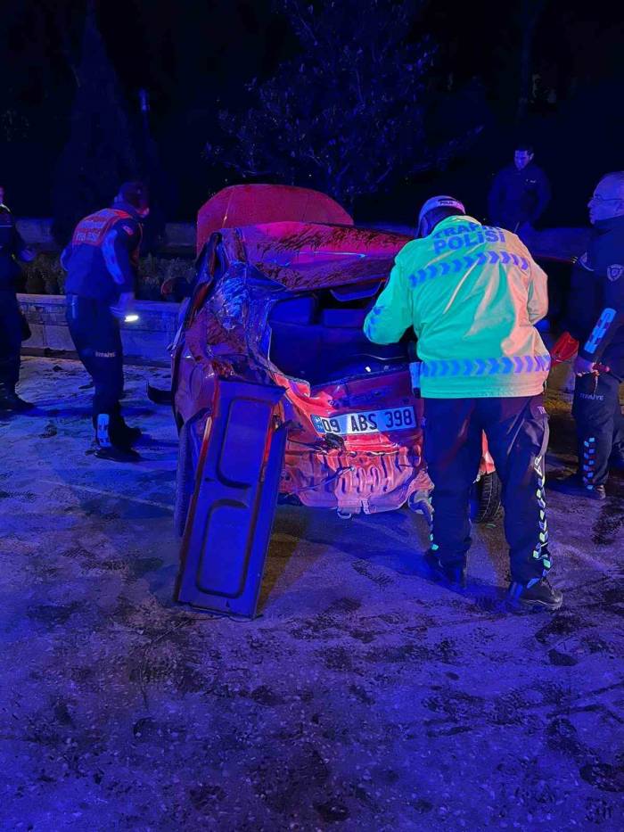 Refüje Çarpıp Takla Atan Otomobil Kağıt Gibi Ezildi