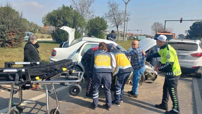 Kırmızı Işıkta Bekleyen İki Otomobile Çarptı: 1 Yaralı