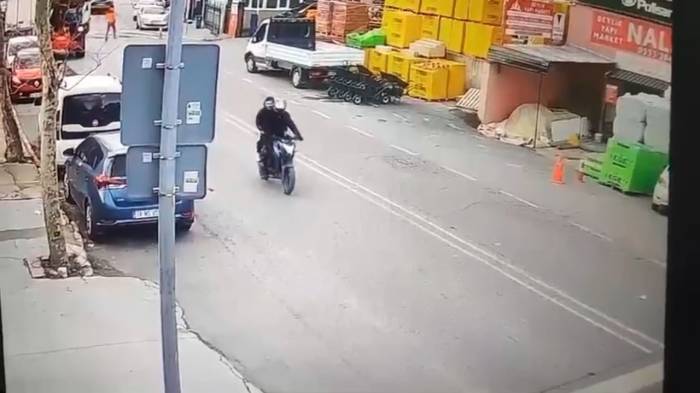 Beylikdüzü’nde Motosikletli Şahıslar Taş Atıp Aracın Camını Kırdı