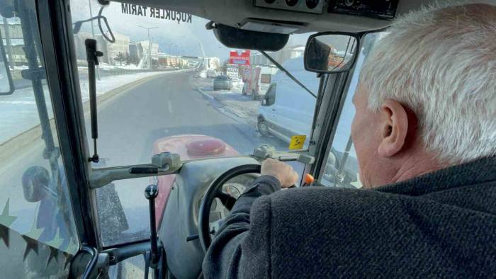 Nakliyeciler 28 Bin Tl İsteyince İnat Etti 3 Gün Traktör Sürerek Bitlis’e Geldi