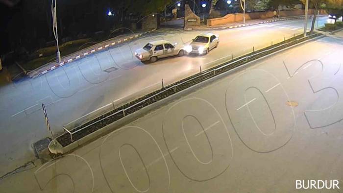 Direğe Çarpan Motosiklet Sürücüsünün Kaskı Başından Fırladı