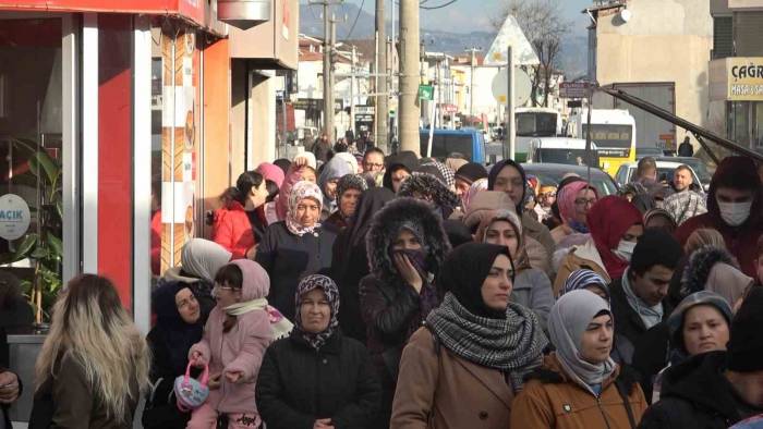 20 Liraya Paspas, 50 Liraya Tencere Almak İçin Saatlerce Sıra Beklediler