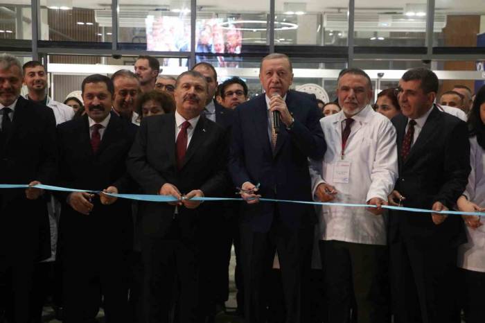 Cumhurbaşkanı Erdoğan: "85 Milyon, Asrın Birlikteliğini Sergileyerek Şehirlerimizi En Kısa Sürede Ayağa Kaldırmanın Yollarını Arayacağız"