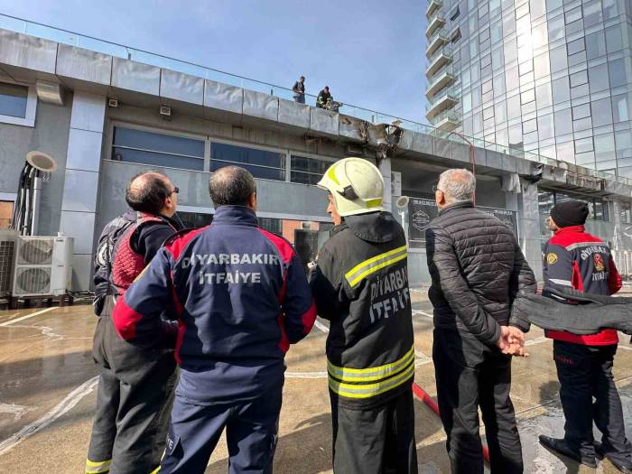 Diyarbakır’da Restoranların Ortak Kullandığı Baca Alevlere Teslim Oldu