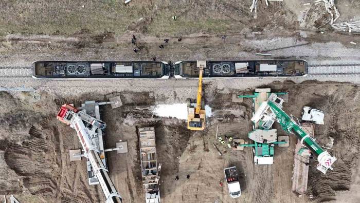Devrilen Tren Kaza Alanından Kaldırıldı, Demir Yolu Hattı 35 Saat Sonra Ulaşıma Açıldı