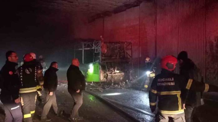 Seyir Halinde Yanan Halk Otobüsünden Geriye İskeleti Kaldı