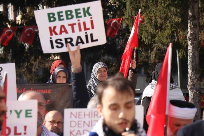 Hekimler Gerçekleştirdikleri ‘Sessiz Yürüyüş’ İle İsrail’i Bir Kez Daha Kınadı
