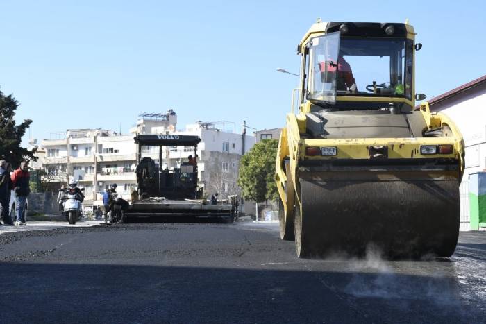 Kuşadası’nda Sıcak Asfalt Çalışmaları Camiatik Mahallesi İle Sürüyor