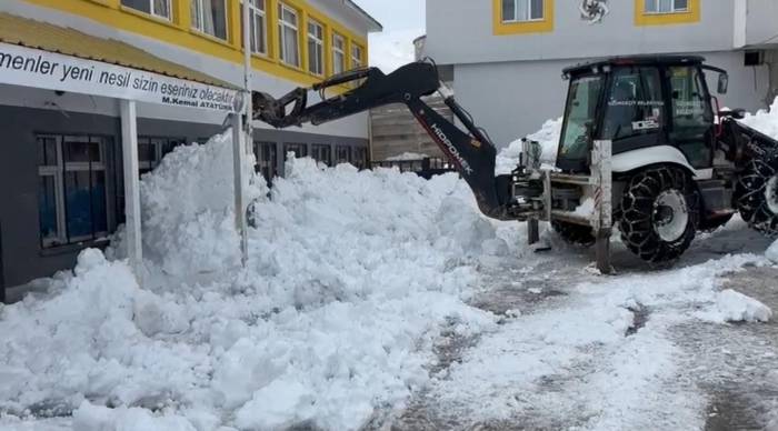 Şırnak’ta Okul Bahçeleri Kardan Temizleniyor