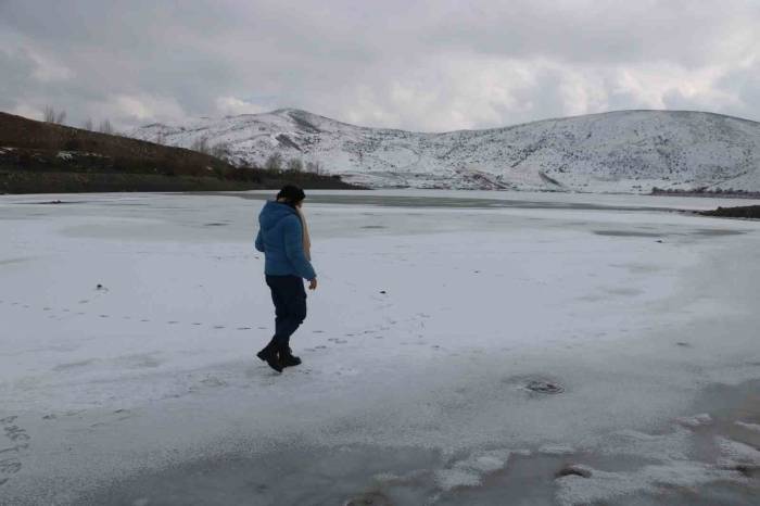 Hava Sıcaklığının Düştüğü Kentte Gölet Buz Tuttu