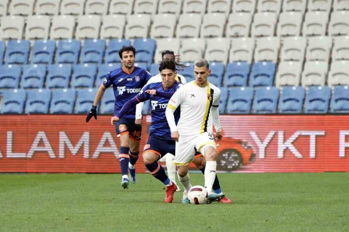 Trendyol Süper Lig: Başakşehir: 1 - İstanbulspor: 0 (İlk Yarı)