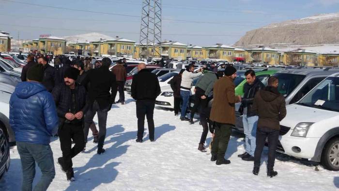 Van’da Soğuk Havaya Rağmen Açık Oto Pazarı Araçlarla Doldu