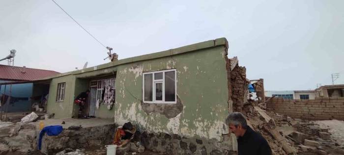 Ağrı’da Bir Evin Damı Çöktü