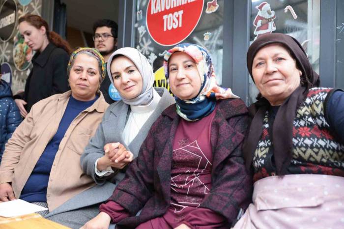 Bakan Göktaş Deprem Bölgesinde Esnafı Ziyaret Etti