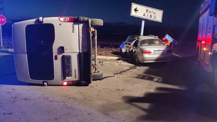 Minibüs İle Otomobil Çarpıştı: Araçta Sıkışan Sürücü Yaralandı