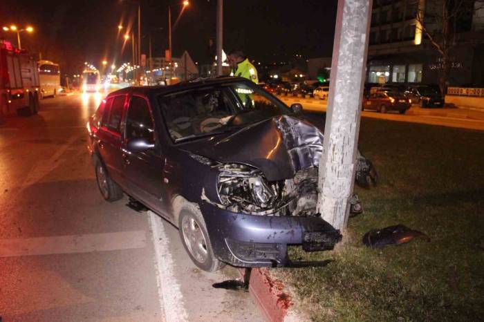 Çan’da Elektrik Diğerine Çarpan Otomobil Sürücüsü Yaralandı
