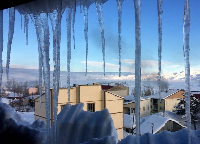 Çatılarda Tehlike Saçan Buz Kütleleri Temizlendi