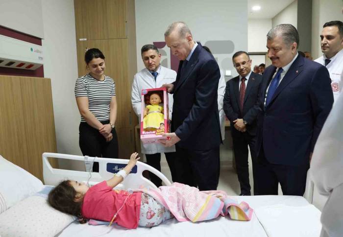 Cumhurbaşkanı Erdoğan Açılışını Yaptığı Hastanede Tedavi Gören Çocukları Ziyaret Etti