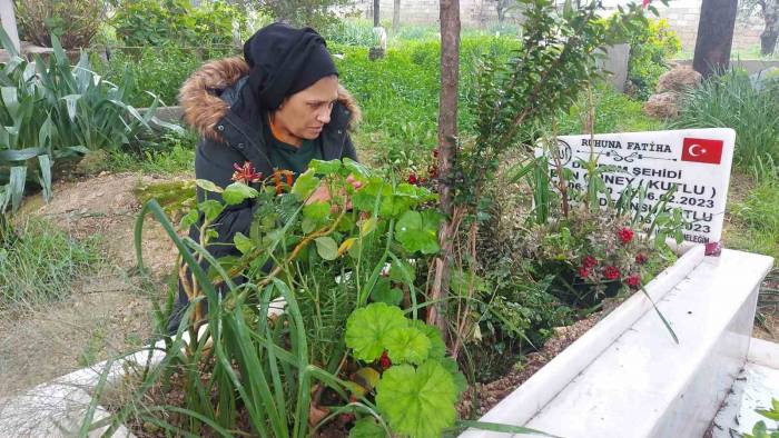 Kendisi İçin Hazırladığı Mezara Depremde Hayatını Kaybeden Kızını Ve Torununu Defnetti