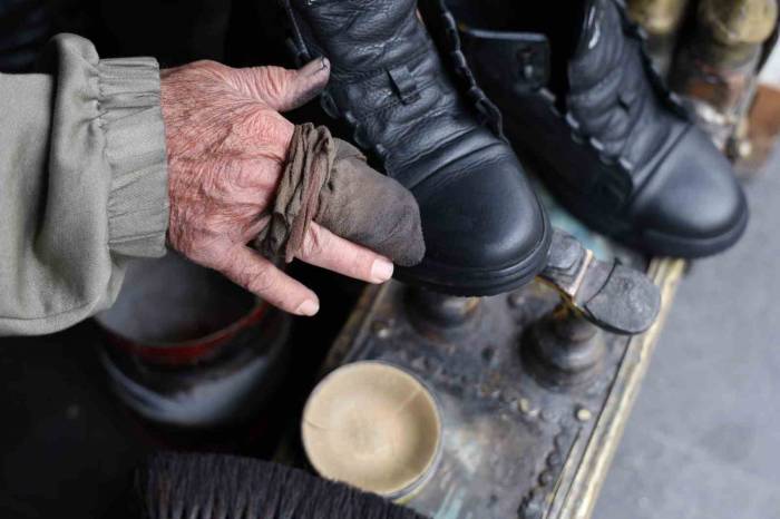 73 Yaşındaki “Boyacı Mehmet Dayı” 46 Yıldır Aynı Yerde Ayakkabı Boyuyor