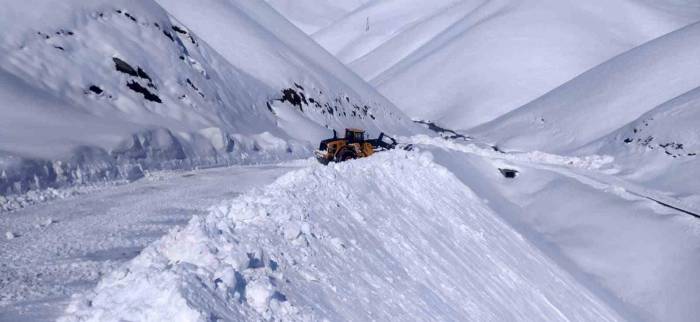 İran Sırında Bulunan Onbaşılar Köyünün Yolu Kardan Temizlendi