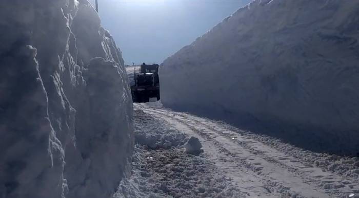 Yüksekova’da 4 Metrelik Kar Tünellerinde Çalışma