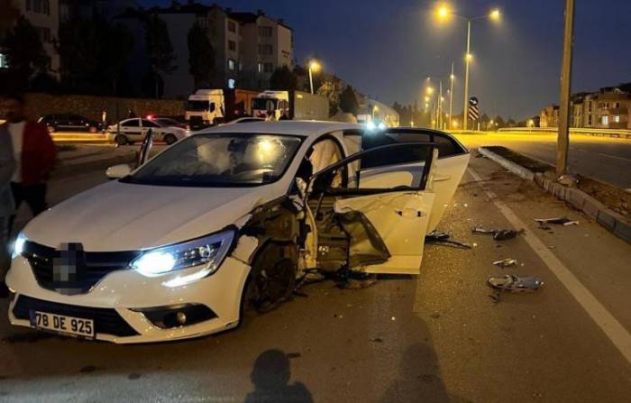 İnegöl’de İki Otomobil Çarpıştı: 4 Kişi Yaralandı