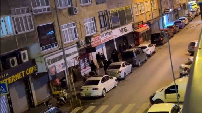Bahçelievler’de Hareketli Dakikalar Kamerada: Alkollü Şahıslar Polisi Teyakkuza Geçirdi