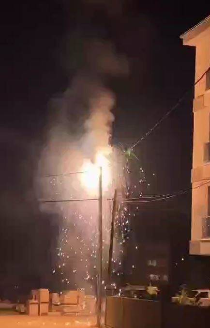 Elektrik Direği Havai Fişek Gibi Patladı