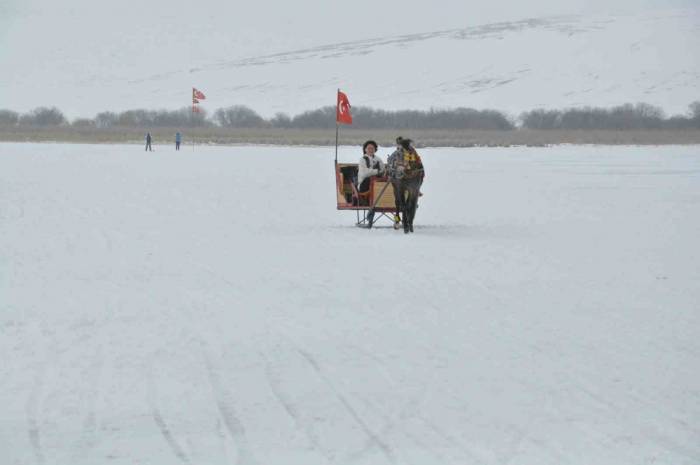 Yüzeyi Donan Gölde Atlı Kızak Heyecanı Sürüyor