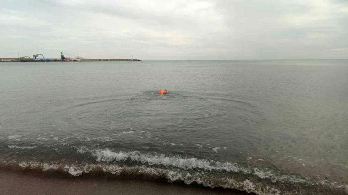 “Hastaneler Dolu” Dedi, Soğuk Havaya Aldırmadan Şifa Bulmak İçin Denize Girdi